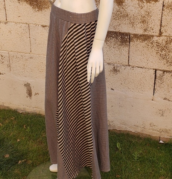 Nice Skirt‎ - Picture 2 of 5